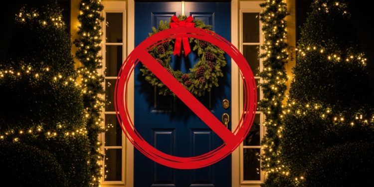 Adeus à tradicional decoração de portas no Natal: a tendência prática e elegante que domina 2025