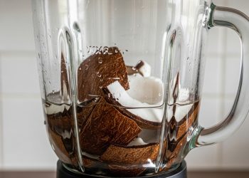 Você vai se surpreender com o poder do coco e vinagre na limpeza