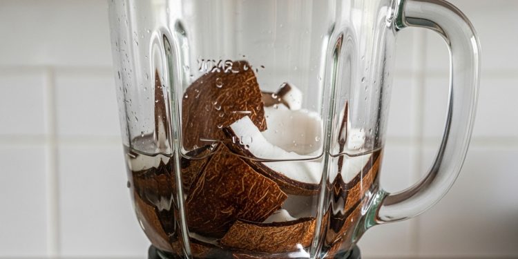 Você vai se surpreender com o poder do coco e vinagre na limpeza