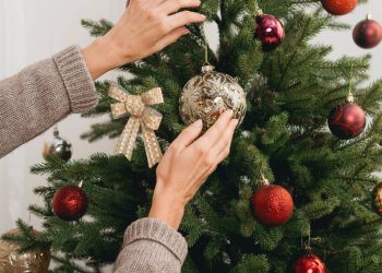 O que cada enfeite da árvore de Natal realmente simboliza na tradição