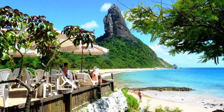 A ilha brasileira que encanta turistas do mundo todo com suas águas cristalinas