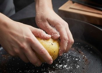 Panelas queimadas nunca mais! Solução com apenas batata e sal