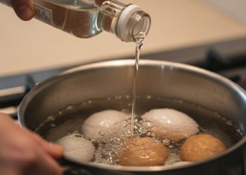 Truque simples com vinagre para os ovos descascarem facilmente