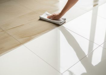 O limpa piso caseiro que desengordura, dá brilho e funciona em porcelanato