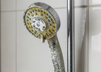 Aprenda a remover o calcário do chuveirinho e recuperar a pressão da água de forma simples e rápida