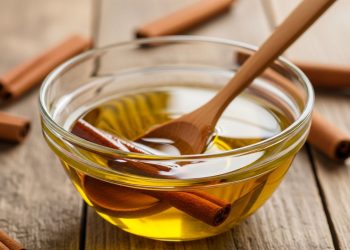 Por que a mistura de azeite e canela é recomendada e para que serve?
