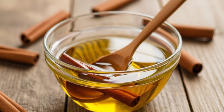 Por que a mistura de azeite e canela é recomendada e para que serve?