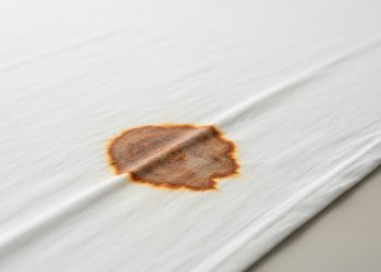 Como tirar manchas tipo ferrugem das roupas de cama com produtos que você tem em casa
