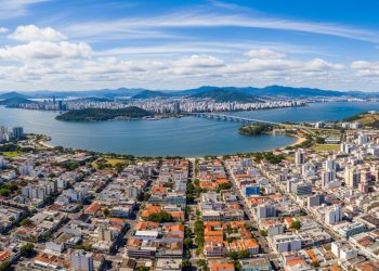 Cidade vizinha de Florianópolis está encantando quem quer viver próximo de praias com qualidade de vida