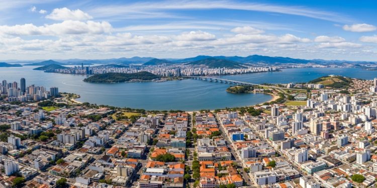 Cidade vizinha de Florianópolis está encantando quem quer viver próximo de praias com qualidade de vida