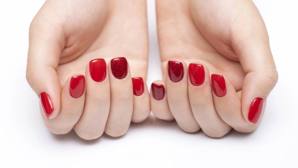 Oito cores de unhas que nunca saem de moda e deixam qualquer look mais elegante