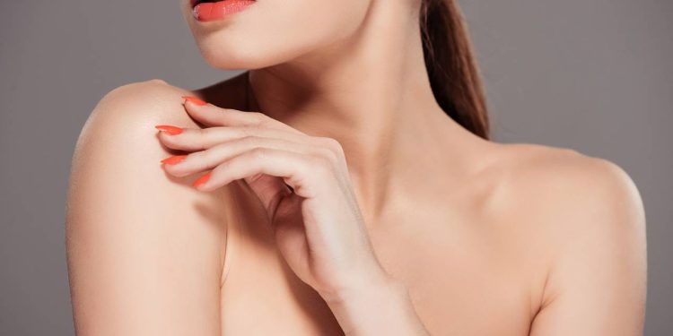 Oito cores de unhas que nunca saem de moda e deixam qualquer look mais elegante