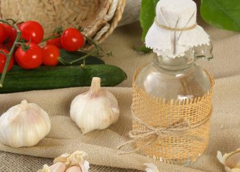 Misturar cascas de alho com vinagre branco: por que recomendam e para que serve?