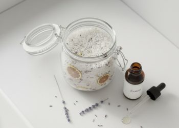 Truque com arroz e óleo essencial perfuma o banheiro de forma econômica