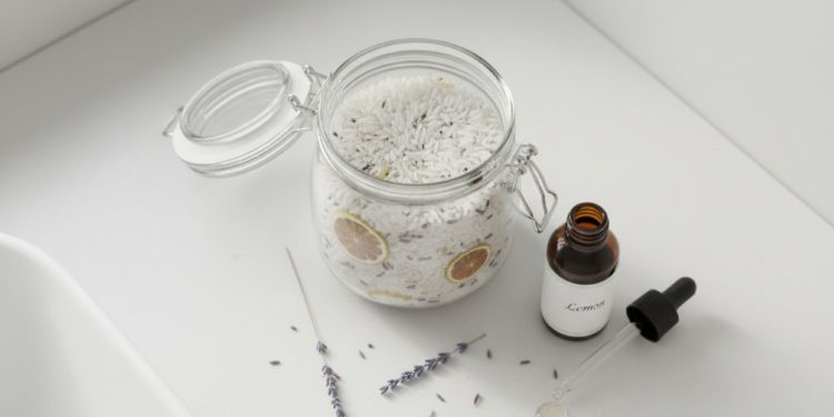 Truque com arroz e óleo essencial perfuma o banheiro de forma econômica