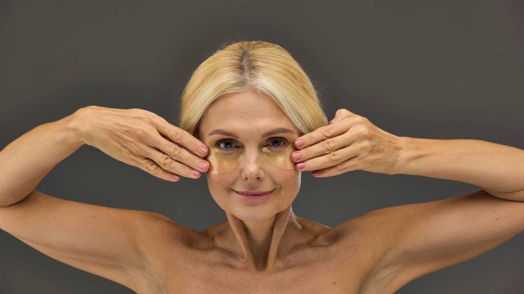 Suas rugas estão te incomodando? Aprenda uma massagem facial que ajuda a levantar o rosto na hora
