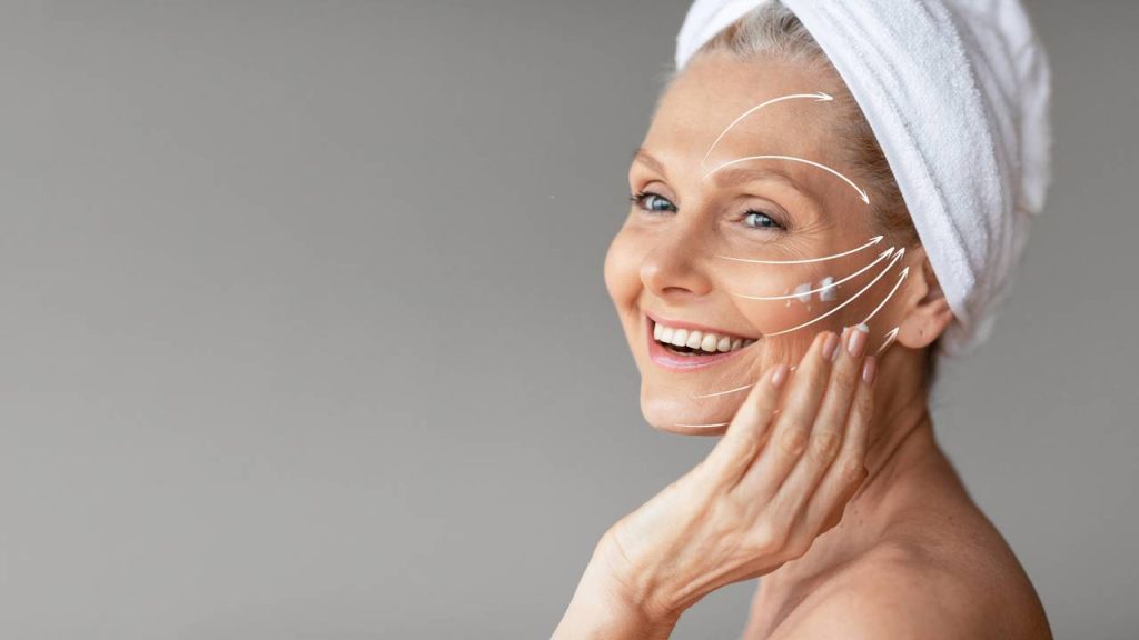 Suas rugas estão te incomodando? Aprenda uma massagem facial que ajuda a levantar o rosto na hora
