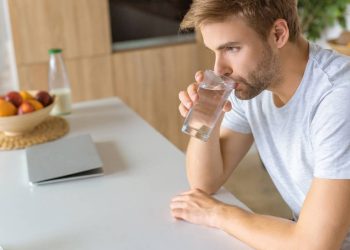 Por que temos dificuldades em beber água todos os dias?