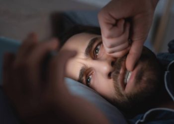 Roer as unhas vira um alívio rápido para tédio e frustração, e o cérebro reforça o hábito