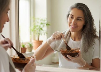O truque com ingredientes naturais que cobre cabelos brancos em 5 minutos