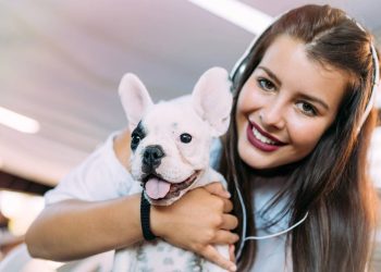 O que significa tratar seu cão como um bebê, de acordo com especialistas?