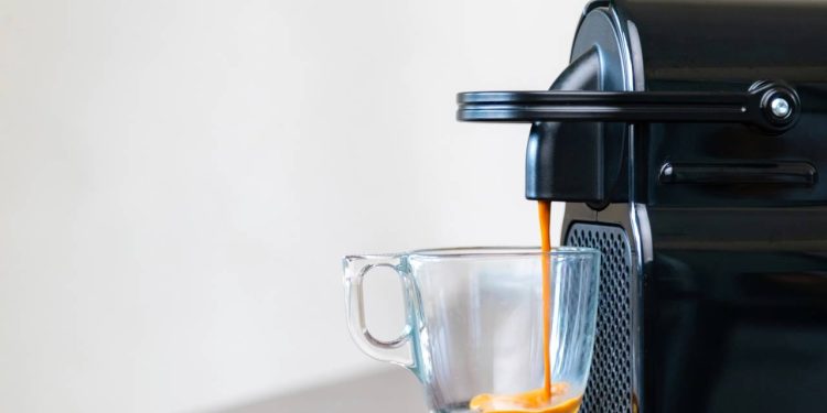 Seu café perdeu o sabor? Pode ser a falta de limpeza na cafeteira!