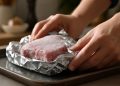 Esse truque com papel-alumínio descongela a carne de um jeito mais uniforme e sem ressecar