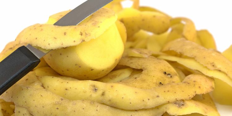 Cascas de batata é o removedor de ferrugem natural