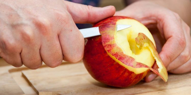 Você reaproveita cascas de maçã e perfuma o ambiente sem depender de aromatizador industrializado