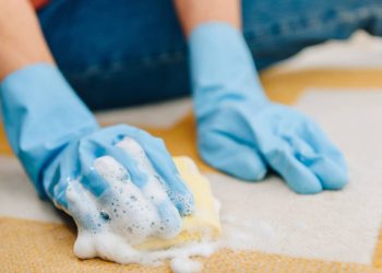 Mantenha tapetes e carpetes impecáveis com esses métodos simples e eficientes