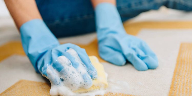 Mantenha tapetes e carpetes impecáveis com esses métodos simples e eficientes