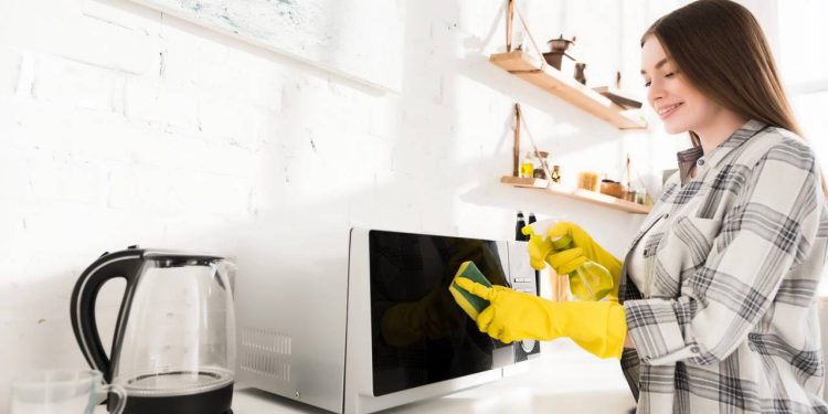 Truque com limão limpa o micro-ondas sem esforço e sem química