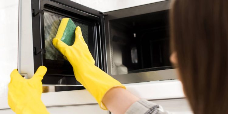 Truque com limão limpa o micro-ondas sem esforço e sem química