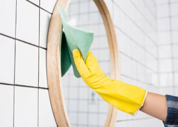 Diga adeus ao espelho embaçado pós-banho com apenas 1 ingrediente que todo mundo tem em casa