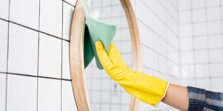 Diga adeus ao espelho embaçado pós-banho com apenas 1 ingrediente que todo mundo tem em casa