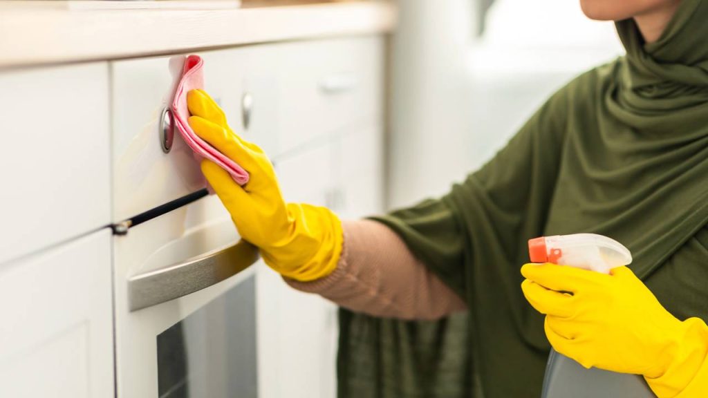 A forma como você limpa o forno pode estar reduzindo a vida útil do seu eletrodoméstico