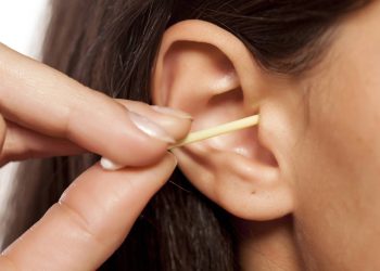 Por que não é recomendado remover a cera do ouvido e quais cuidados tomar?