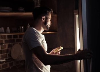 Sua geladeira faz estalos à noite? O motivo pode te surpreender