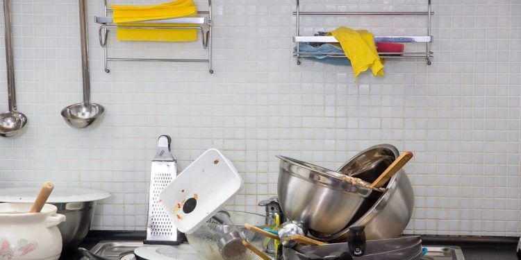 Sem água sanitária, nem detergente: como remover a gordura da sua cozinha, sem esforço e sem gastar