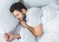 A verdade curiosa sobre dormir no lado esquerdo da cama