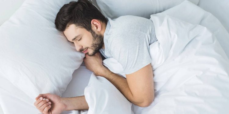 A verdade curiosa sobre dormir no lado esquerdo da cama