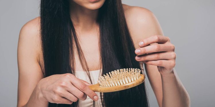 Cuide da saúde do cabelo limpando suas escovas corretamente