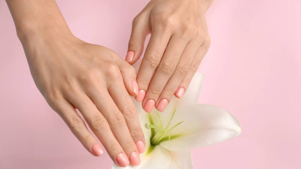 Oito cores de unhas que nunca saem de moda e deixam qualquer look mais elegante