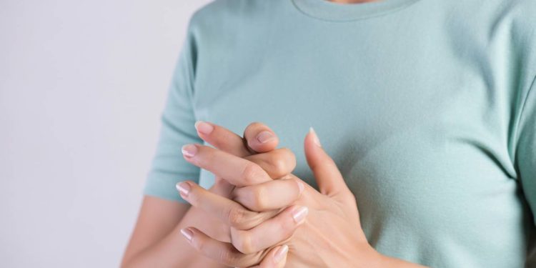 Estalar os dedos é um hábito comum ou sinal emocional?