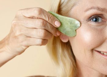 A técnica de massagem facial que levanta o olhar em poucos minutos