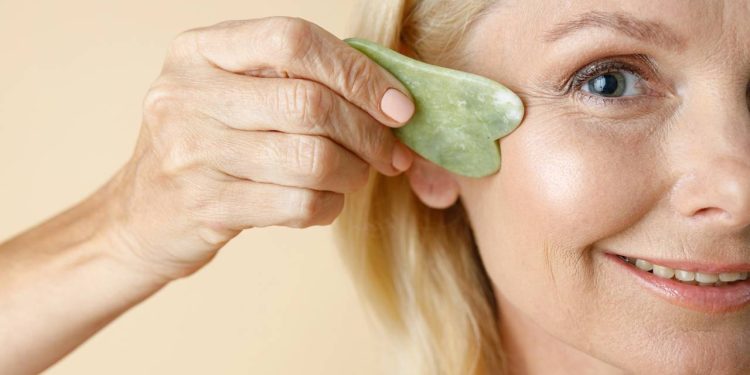 A técnica de massagem facial que levanta o olhar em poucos minutos