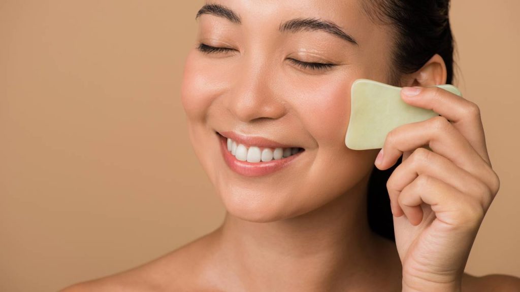 A técnica de massagem facial que levanta o olhar em poucos minutos