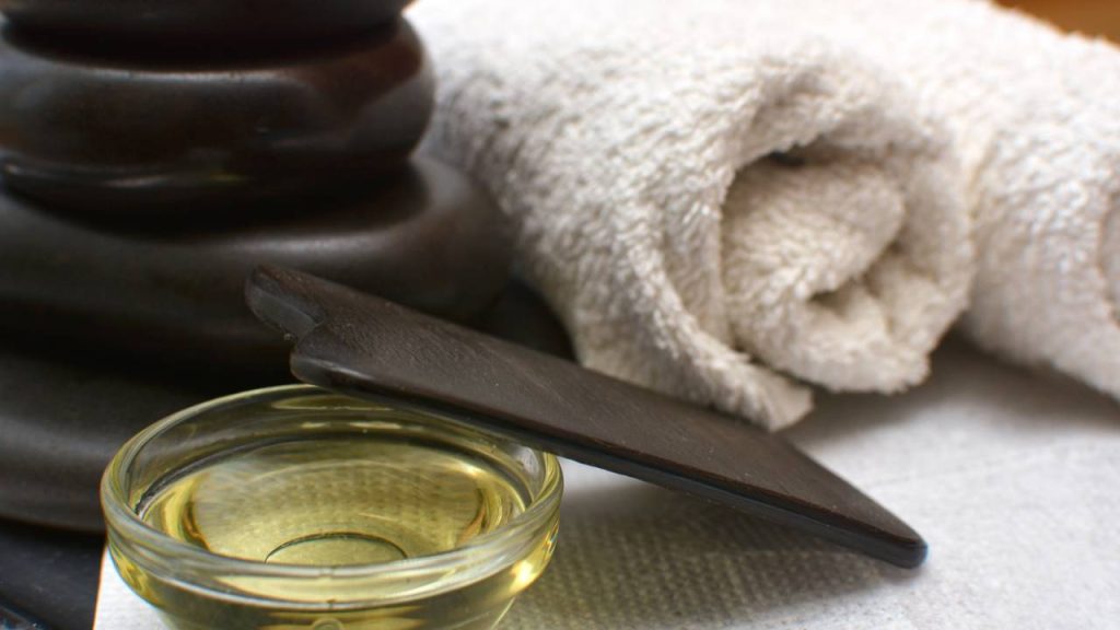 A técnica de massagem facial que levanta o olhar em poucos minutos