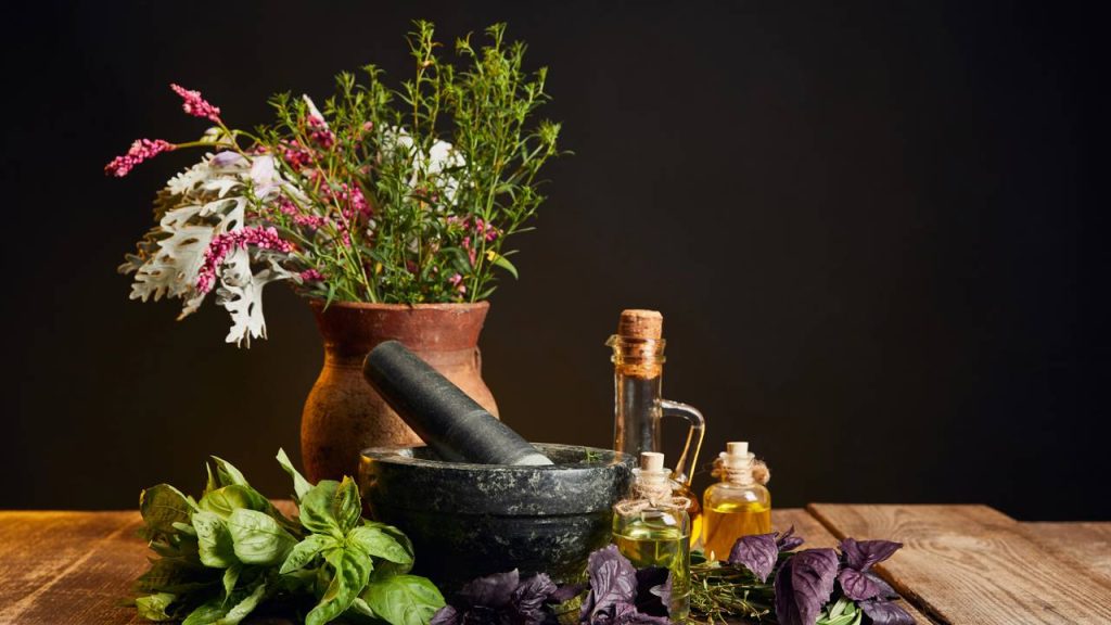 Aromatize sua casa de forma natural e econômica com esse spray de ervas frescas