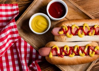 A história do cachorro-quente começa nas salsichas europeias e vira ícone de rua nos EUA